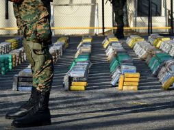 Los paquetes de cocaína son mostrados durante una conferencia de prensa de la SENAFRONT en Panamá. AFP / R. Arangua