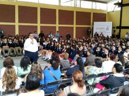 El secretario de Educación, Francisco Ayón en la entrega de mobiliario en Cruz del Sur. TWITTER / @SecEducacionJal