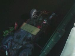 El vehículo iba a tal velocidad que golpeó y venció las protecciones del canal. EL INFORMADOR /