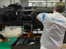 Crece el sector; en febrero se armaron 282 mil autos, 14% más que en el mismo mes de 2014. EFE /  J. Luebke