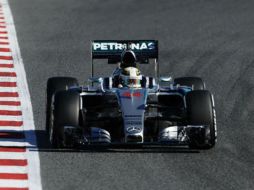 Lewis Hamilton concluyó la temporada pasada 67 puntos por delante de su compañero Nico Rosberg. AFP / ARCHIVO
