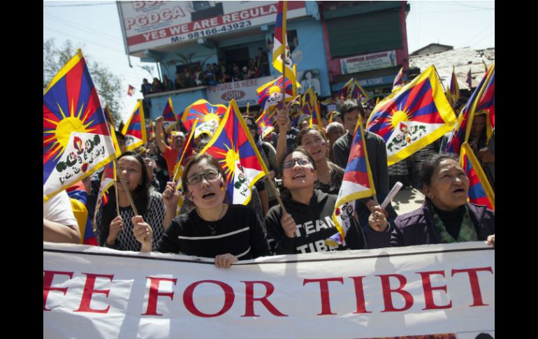 Mientras algunos manifestantes coreaban 'Tíbet Libre', otros fromaron una cadena humana ante la embajada de China en Nueva Delhi. AP / A. Bhatia
