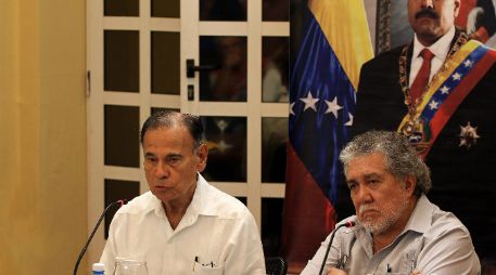 Los embajadores en Cuba  de Venezuela Alí Rodríguez Araque (i) y de Ecuador Edgar Ponce (d) en lectura del comunicado. EFE / A. Ernesto