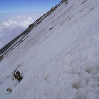 Suspenden rescate de alpinistas momificados por frente frío