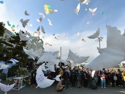 Cientos de personas se unieron a la conmemoración en honor a las víctimas del tsunami de 2011. AFP / K. Nogi