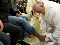 La decisión de Francisco en 2013 de lavar los pies de mujeres y presos musulmanes disgustó a los católicos tradicionalistas. EFE / ARCHIVO