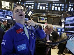 El euro sigue su descenso contra el dólar y se cotiza a 1.05 dólares, su menor nivel en 12 años. AP / ARCHIVO