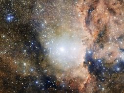 Fotografía facilitada por el ESO del cúmulo abierto NGC 6193 que se encuentra en la constelación de Ara (el Altar). EFE /