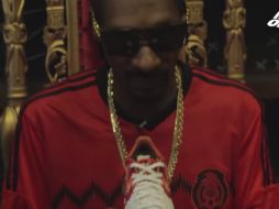 Snoop Dogg apareció con una playera de la Selección Mexicana durante el lanzamiento de su línea de tenis. YOUTUBE / KicksOnFirecom