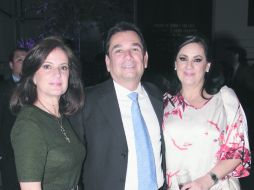 Elegantes. Elena Robles, Sergio y Kery Medina. ESPECIAL / Gente Bien