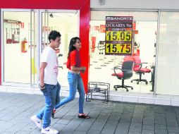 El Banco de México decidió intervenir con una subasta diaria de 52 millones de dólares para desacelerar la devaluación del peso. EL INFORMADOR / A. Camacho