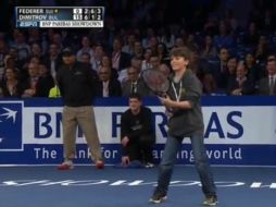 Entre sorpresa y aplausos, el menor entró a la cancha para jugar contra Roger Federer. YOUTUBE / Sean Newell