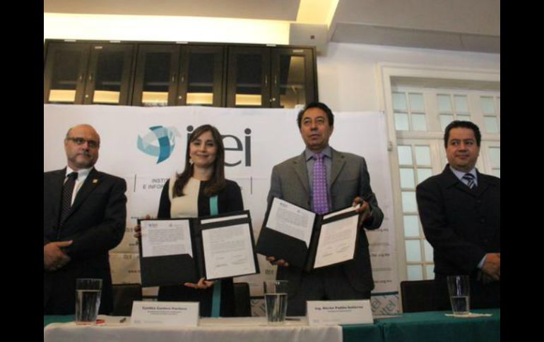 Imagen de la firma de convenio entre el titular de Seder y la presidenta del Itei. TWITTER / @iteijalisco