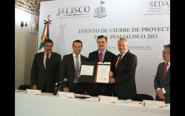 A la entrega de la carpeta de expropiación asistieron Tonatiuh Bravo, Roberto López y Ramiro Hernández. TWITTER / @RobertoLopezJal