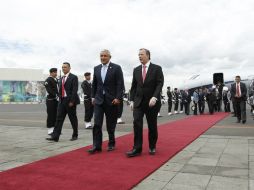El pesidente de Guatemala, Otto Pérez Molina (i) es recibido por el secretario de Relaciones Exteriores, José Antonio Meade. EFE /