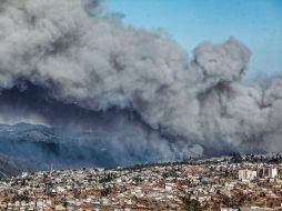 La autoridad regional hizo un llamado para evitar el tránsito por la Ruta 68, ya que dicha vía se encuentra cortada por las llamas. AFP / F. Degasperi