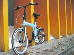 Es una bicicleta de rodado pequeño que al plegarse cabe en cualquier lugar del coche. ESPECIAL / A. Lozoya