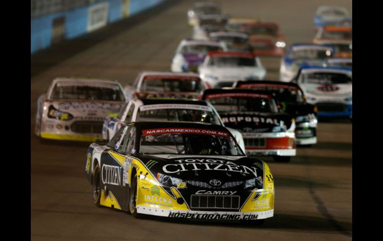 Rubén Pardo llevó al límite su auto para dominar la primera competencia del serial de la Nascar México. AFP / Rubén Pardo llevó al límite su auto para domi