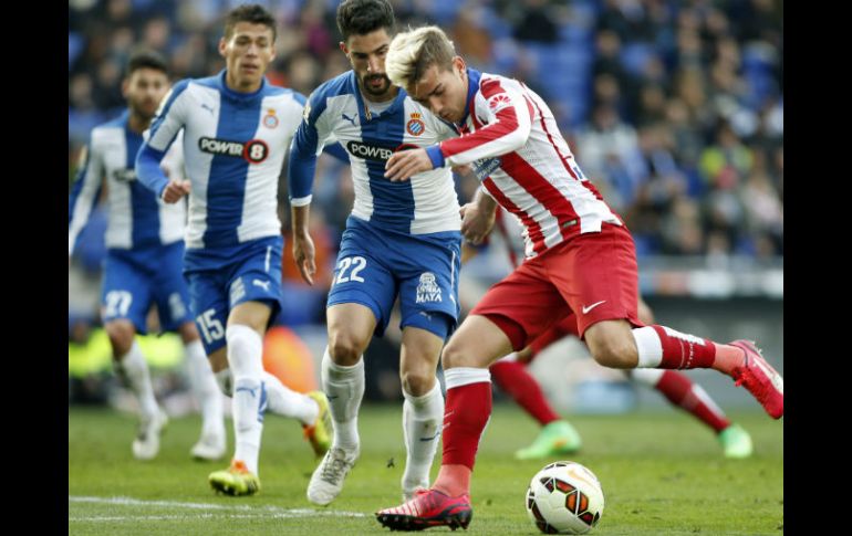 El Atlético juega toda la segunda mitad con un hombre menos por la expulsión del central Miranda a los 45 minutos. EFE / A. Dalmau
