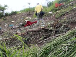 Medios de prensa publicaron la foto del autobús caído entre unos árboles y los bomberos atendiendo a las víctimas. NTX / ARCHIVO