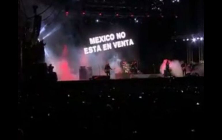 Durante su presentación aparecieron varias leyendas en contra del gobierno. ESPECIAL / Coca.TV