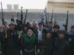 Miembros del grupo chiita iraquí llamado Brigadas Ali Imam gritan consignas contra EI en el campo de batalla. AP / Miembros del grupo chiita iraquí llamado Brig