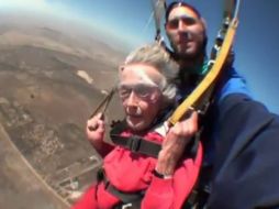 Harwood dijo que fue su tercer salto. El primero lo hizo en 2007, cuando tenía 92 años. YOUTUBE / AP