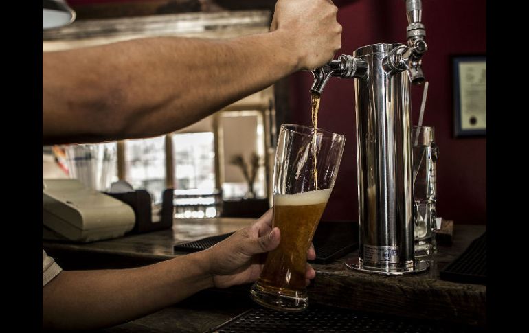 La ingesta de alcohol, primordialmente de cerveza, aumenta las posibilidades de padecer hiperuricemia después de los 50 años. EL INFORMADOR / ARCHIVO