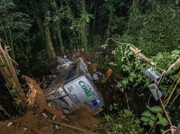 Bomberos sacaron a víctimas del camión que quedó en medio de una espesa vegetación. AP / E. Valente