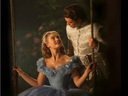 Lily James protagoniza la cinta al lado de Richard Madden. FACEBOOK / Películas Disney