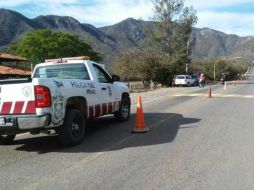 Los elementos apoyan a los transeúntes durante sus recorridos y en el ingreso al lugar. TWITTER / @PoliVialJal