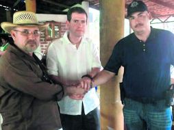 Hipólito Mora, el ex comisionado de Seguridad de Michoacán, Alfredo Castillo, y Luis Antonio Torres, “El Americano”, en mayo. ESPECIAL / @Comisionadomich