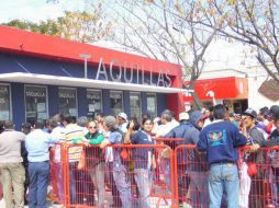 Las taquillas del Luis 'Pirata' Fuente ya lucen llenas de aficionados. TWITTER / @ClubTiburones