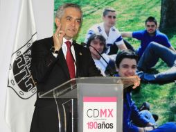 ''Mejoramos en un 25% el servicio del tren ligero a más de 100 mil personas que lo utilizan diariamente'', subrayó Mancera. SUN / A. Salinas