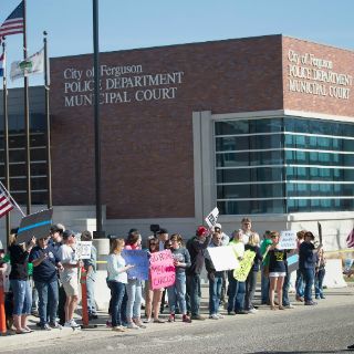 Comparece acusado de disparar contra policías en Ferguson