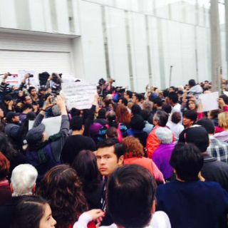 Protestan frente a MVS tras despido de Carmen Aristegui