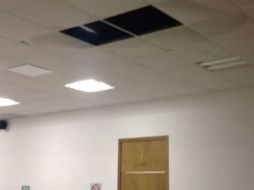 Parte del techo de una de las salas de juicios orales se vino abajo a causa de la lluvia.  /