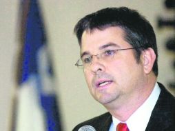 Posición férrea. El senador Charles Perry apuesta por dar mayor libertad a policías. AP /