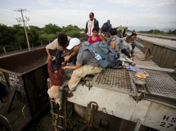 ''La Bestia'' es el nombre que indocumentados han dado a los trenes mexicanos en que se transportan debido al peligro que representan. AP / ARCHIVO