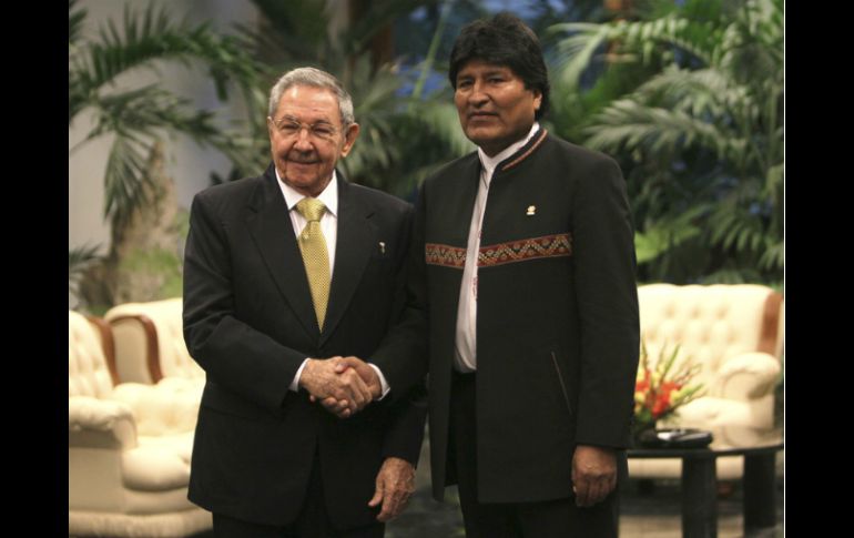 En la mañana del martes llegaron a Caracas el presidente cubano, Raúl Castro, y el boliviano, Evo Morales, miembros del ALBA. AP / ARCHIVO
