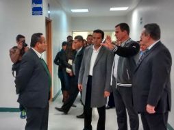 El alcalde de Zapopan, Héctor Robles, durante el recorrido en la zona reconstruida del nosocomio. EL INFORMADOR / V. Meléndez