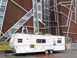 Una unidad móvil se encuentra afuera de la Biblióteca Juan José Arreola. EL INFORMADOR / M. Vargas