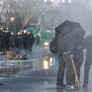 Queman autos policiales en protesta alemana anti austeridad