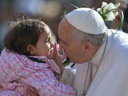 Para el Papa, los niños sonríen y lloran espontáneamente, aún no han aprendido ''aquella ciencia de los dobleces'' de los adultos. AFP / V. Pinto