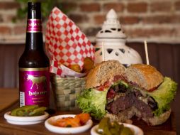 La combinación de bebidas alcohólicas con alimentos ricos en carbohidratos genera somnolencia y aumento en el apetito. EL INFORMADOR / ARCHIVO