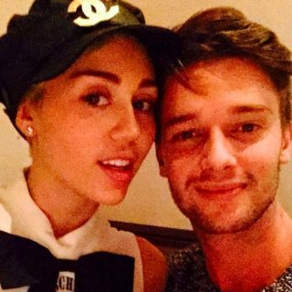 Captan a novio de Miley Cyrus 'cariñoso' con una amiga