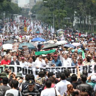 Manifestantes arriban a inmediaciones de la Segob