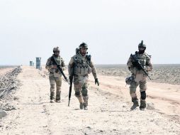 Patrulla. Soldados iraquíes vigilan la trinchera defensiva de Kerbala. AP /