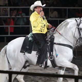 Joan Sebastian sufre caída y es hospitalizado