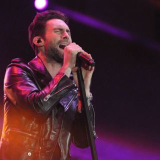 Adam Levine golpea a fan con el micrófono